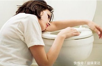 27岁女子,查出肠癌,无奈放弃治疗,提醒:1种食物不能天天吃