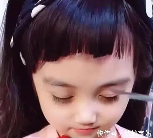 后才|宝妈给女儿剪狗啃式刘海，娃睁眼后才知，什么是一双眼拯救一张脸