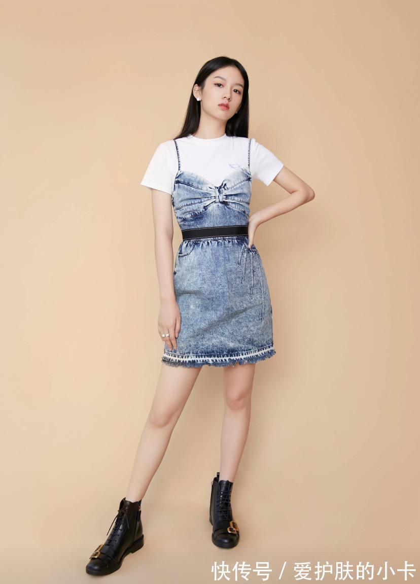 氛围感|周也的脸看着就很“贵”,就算穿着小清新碎花裙,也有高冷气质