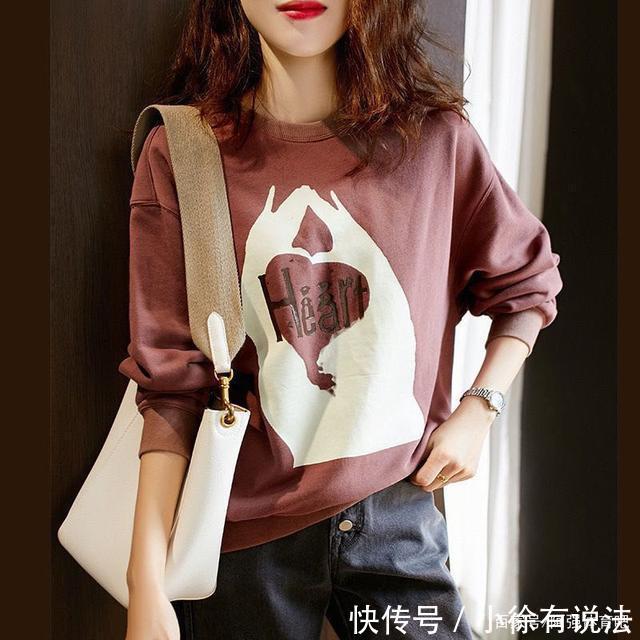 若你身材微胖，又不懂打扮，穿这小心机“爱心卫衣”，遮肉显洋气