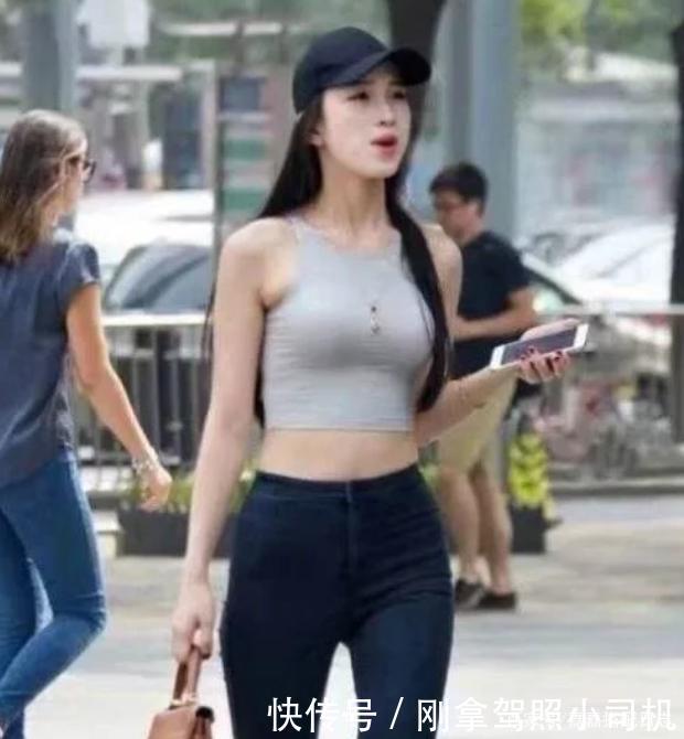 蓝色衬衫搭配破洞牛仔裤,经典大方,更显青春活力