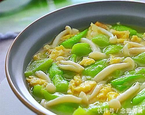 煮丝瓜时加一宝，比鸡汤还鲜美，常吃，排出毒素，皮肤细嫩年轻