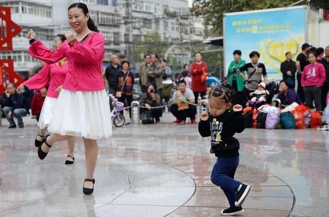 奶奶|女儿从“露西”变成“翠花”，中间只差一个亲奶奶的喂养，真神奇