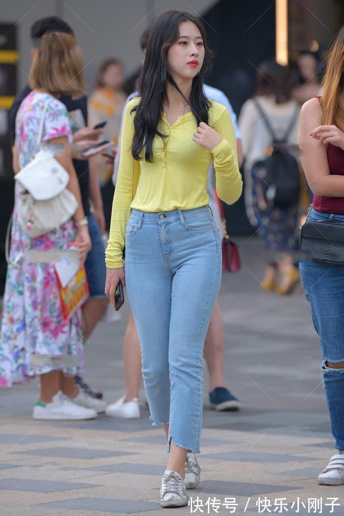 搭配|简单的单品也有魅力,修身打底搭配牛仔裤,穿出性感时尚