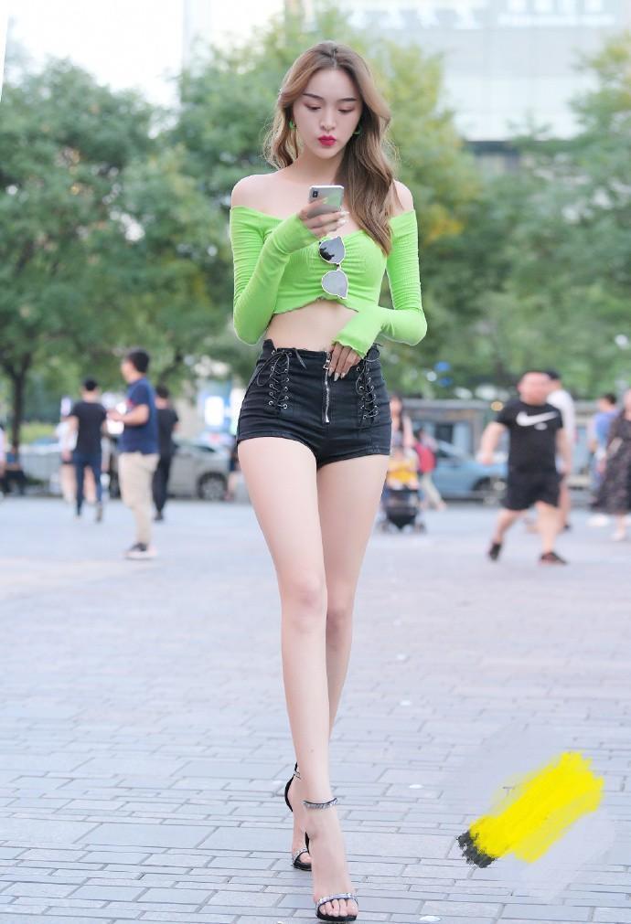 效果|街拍当清凉的露肩衫,遇上火辣的超短裤,别人喊的全都是“哇塞”