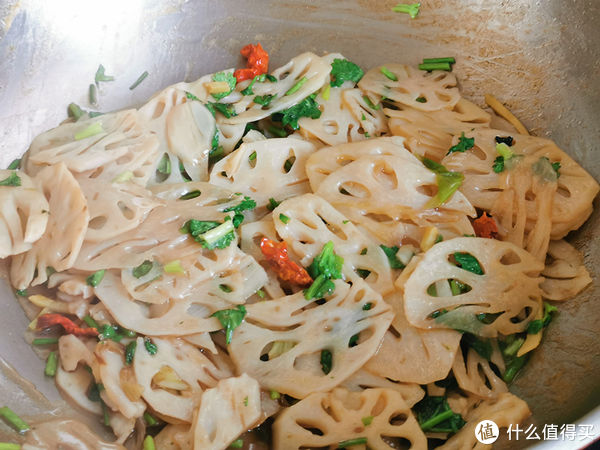 莲藕最好吃的做法之一,加些香菜炒一炒,酸辣爽口下酒下饭