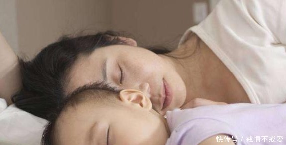 宝宝跟宝妈的感情有多深睡姿就能看出来，3种中一个就很幸福