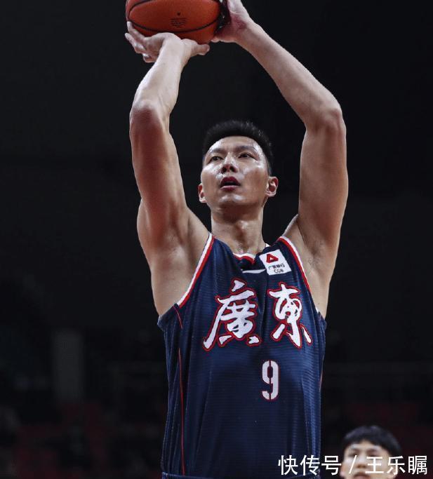 |大胜很开心!郭艾伦冲观众摇手指+搞笑采访:太帅了让我很困扰!