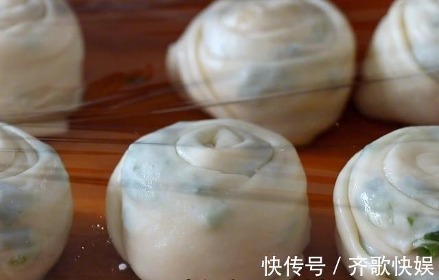 保鲜膜|葱油饼有诀窍,香酥掉渣,葱香十足,一层比一层香,天天吃都不腻