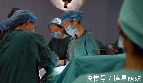 医生|孕妈怀上三胞胎全家开心,医生抱出第三个孩子后,又有意外发现!