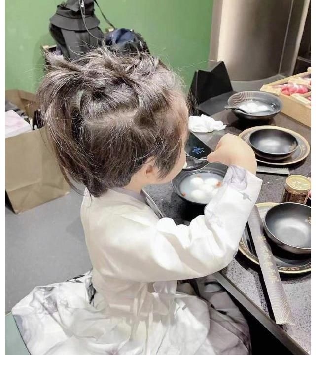 b黃曉明曬美食，有baby喜歡的紅燒肉，疑似小海綿的碗勺呆萌出鏡