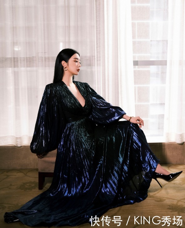 搭配|“清冷美人”赵小棠,穿深V领连衣裙,大秀完美身姿超吸睛