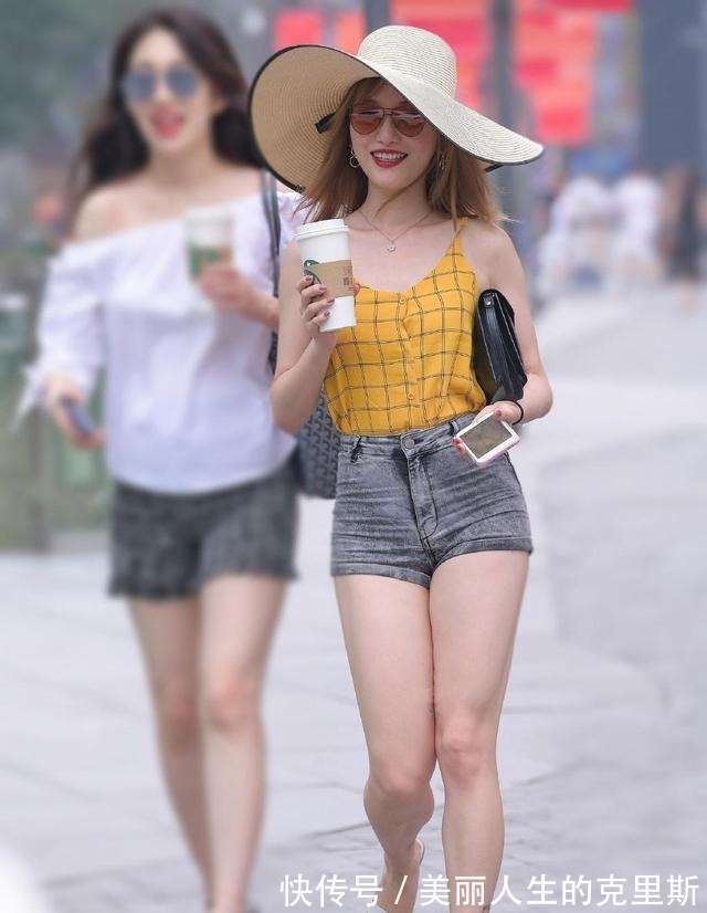 高跟鞋|美女戴着“少女帽”穿着牛仔裤,减龄效果很好,非常有潮流气息