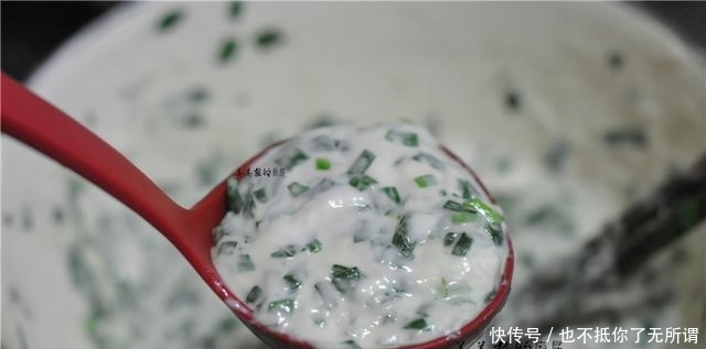 韭菜饼松软有诀窍,教你饭店不外传做法,个个柔软蓬松,真解馋!