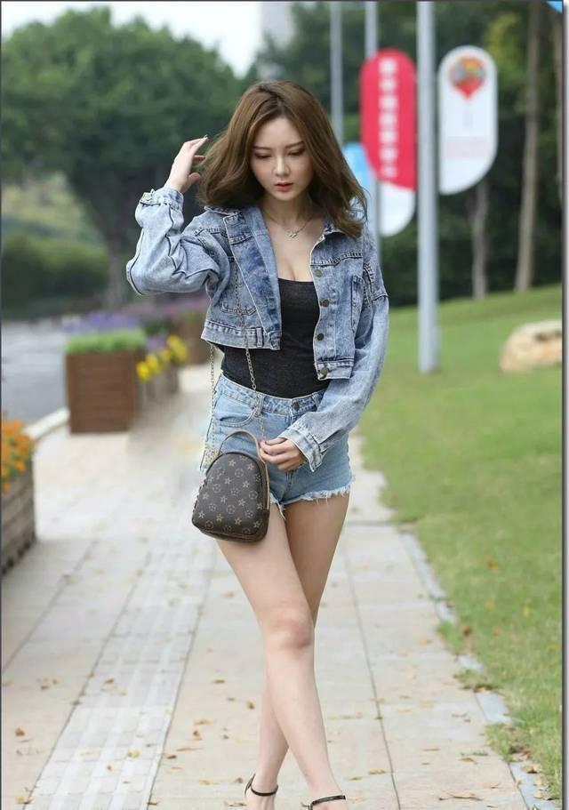 街拍黑色吊带背心搭配牛仔外套,初秋穿搭的不错选择