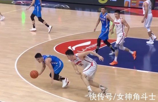 外线|雪上加霜?徐杰受伤离场,杜锋已无人可用,全队外线12投仅2中