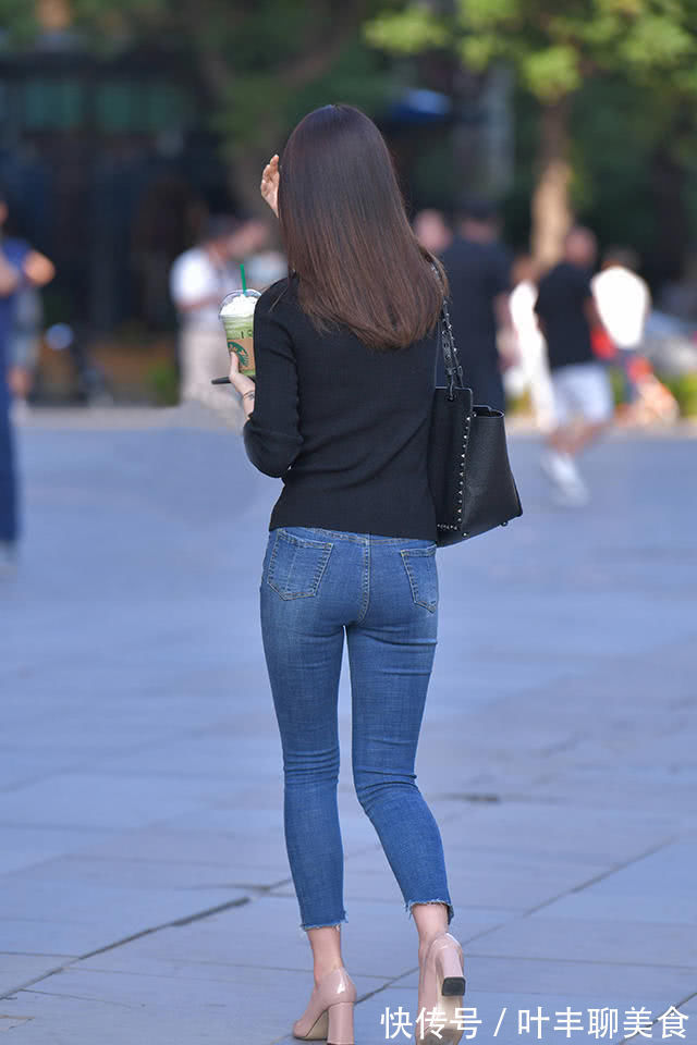 街拍|街拍美女:穿牛仔裤的长腿小姐姐,独具时尚魅力