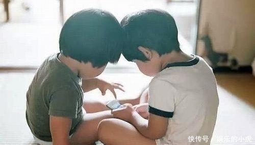 双胞胎|头胎双胞胎女儿,二胎双胞胎儿子,出门姐姐抱弟弟,路人羡慕围观