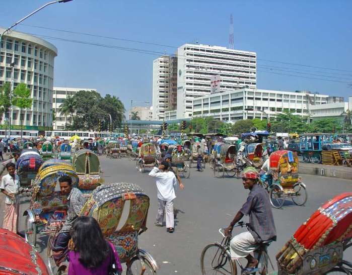 走进孟加拉国达卡市,当地女人这样出行有点潇洒