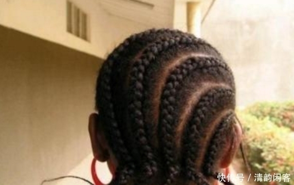 理发店|非洲女子来理发,理发师在头上看见心痛一幕,劝她不要再做头发了