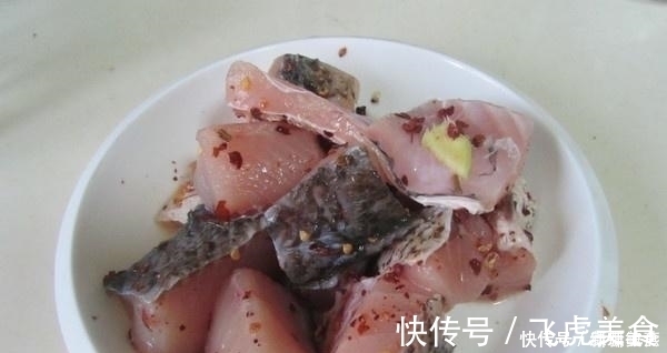 红烧|草鱼别红烧了,大厨教你一招“新吃法”,肉质鲜嫩还补钙,快收藏