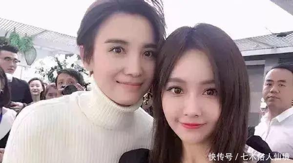 女明星之间的差距，就在于涂没涂口红女孩子拍照前，一定要涂