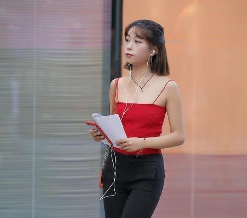 小姐姐气质清新，红色吊带小衫时髦又高级，搭紧身裤大秀身材
