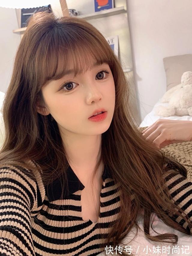 妆容|美女漂亮了穿什么都好看,V领薄款毛衣再搭配上减龄妆容,漂亮