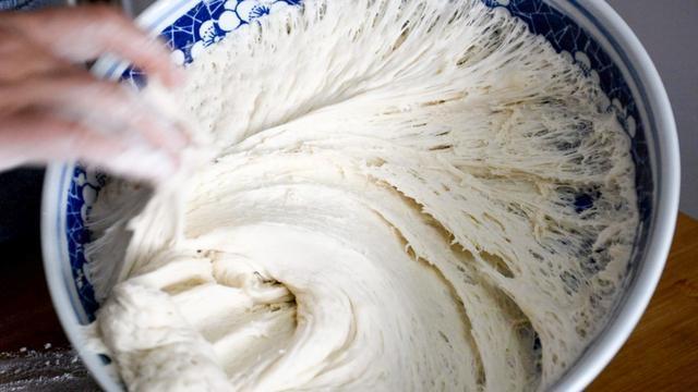 酵母粉发面做包子太慢教你一招,20分钟就能发满盆,快速省事