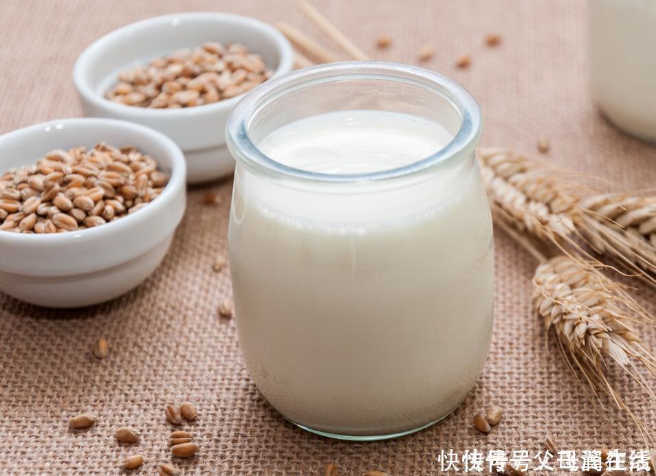 骨质疏松|骨科医生:1种食物当“零食”吃,骨密度升至1.8,骨骼坚硬如石