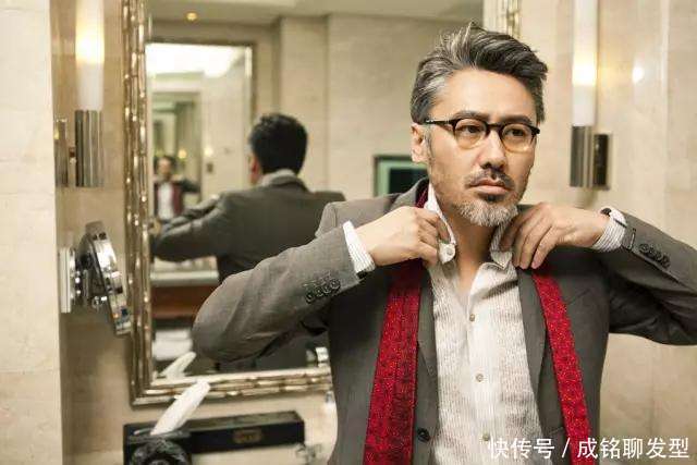 中老年男士白发越来越多,但染发的人越来越少,三个细节解读原因