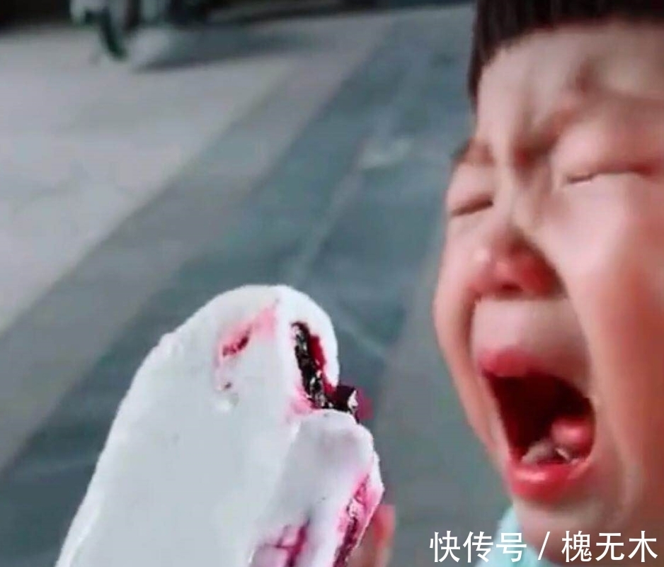 棒冰|小男孩咬了一口棒冰，捂着嘴哭喊起来，妈妈紧张地一遍遍解释！