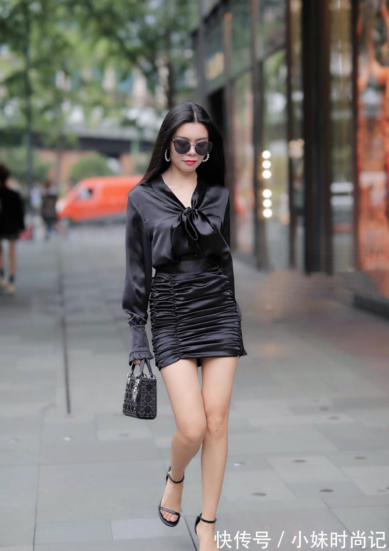 长袖衫 时尚穿搭:黑色长袖衫+黑色短裙+凉鞋