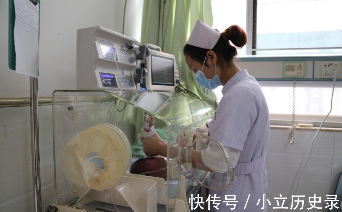 家长们|不满一周岁的婴幼儿,家长别让他们做这些动作,脊柱发育会受影响