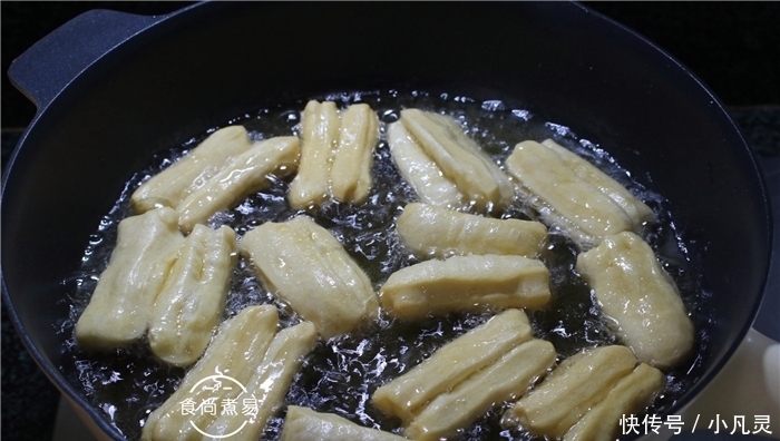  油条自己在家做，蓬松香软又清爽，好吃不油腻，比市售的健康