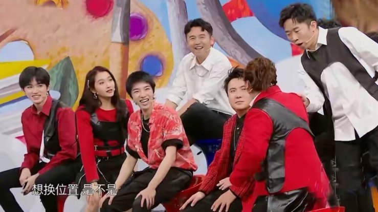 華晨宇|周深曝追綜藝《王牌6》，爆現(xiàn)在華晨宇變了，扣扣索索！