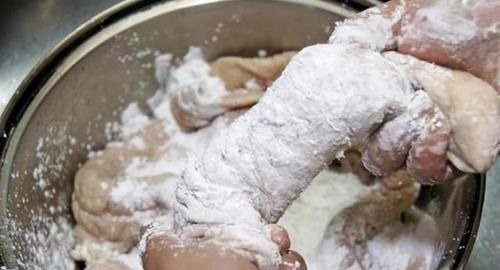 猪大肠这样做，比外面买的都要好吃，记得收藏好，过年回家露一手