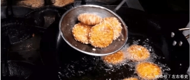 倒入|婆婆教我用这个方法做的南瓜饼,不粘手不粘锅,营养丰富口感软糯