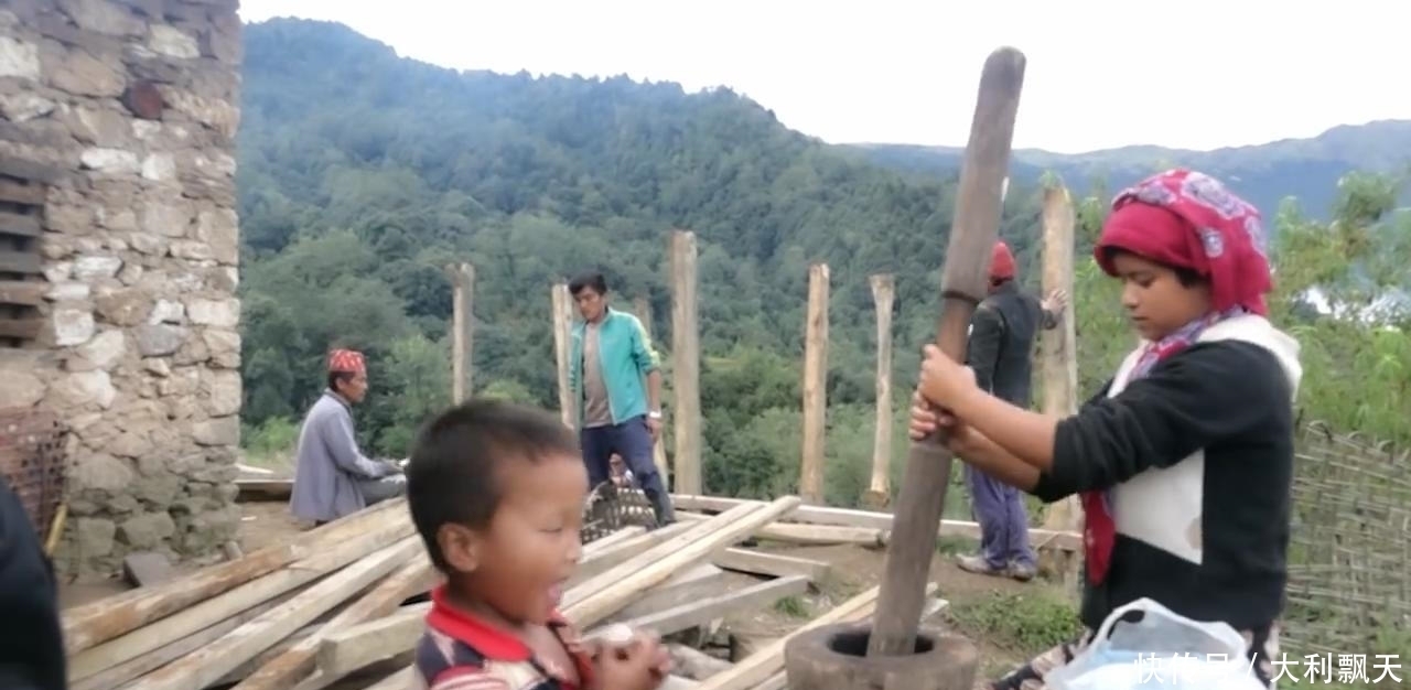 尼泊尔|尼泊尔山区农村建房子,主人砍五斤黑猪肉,红烧猪肉招待帮忙的