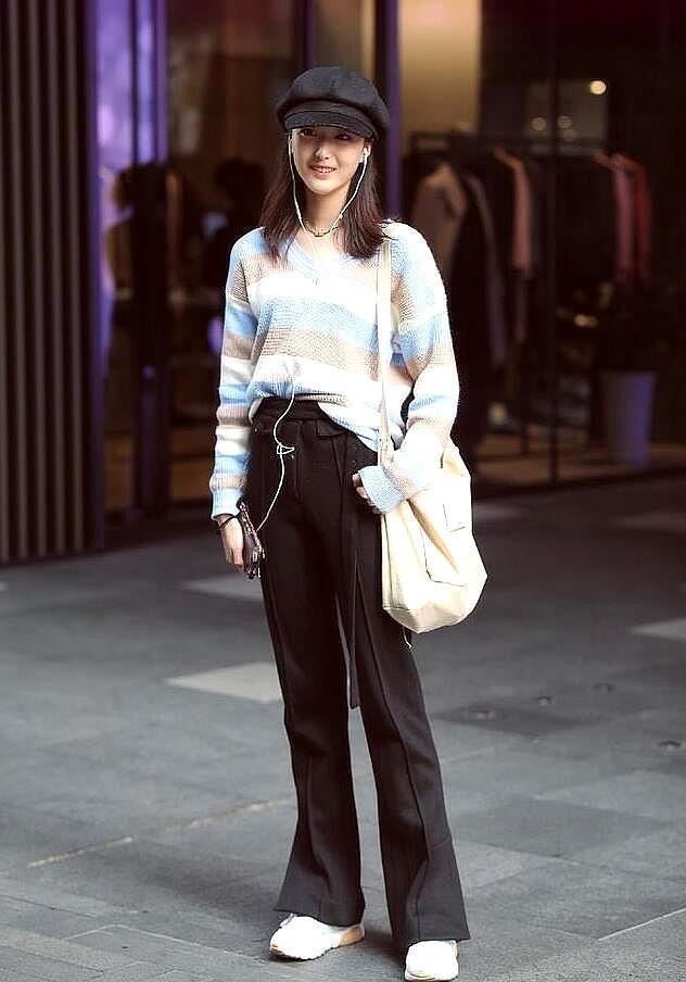 白色短袖|长发披肩的小姐姐,白色短袖搭配淡蓝色短裙,秀出的长腿着实不错