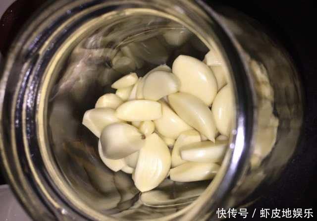 腌制腊八蒜|腌腊八蒜,别只知道放醋!再加2样,香脆爽口,3天就能变绿,好吃