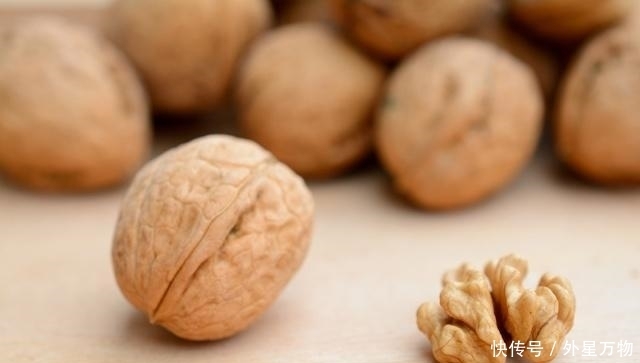 体内的气血|女人想要推迟衰老,4样零食轮换着吃,保养卵巢,更显年轻