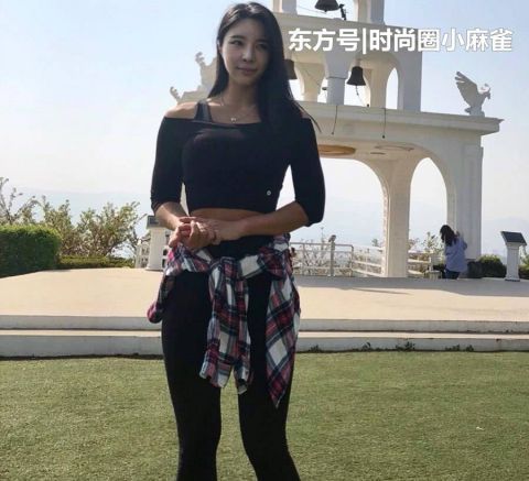 街拍|街拍气质独特的小姐姐,搭配打底裤,散发出成熟魅力
