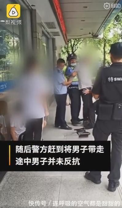 早恋|父亲反对女儿早恋持菜刀按倒男孩,女儿在旁大喊放开他