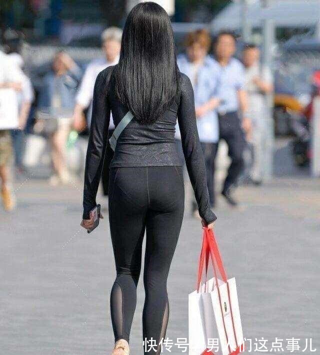 打底裤 白色运动背心搭配灰紫色打底裤,不要宽松,显得更苗条!