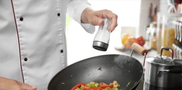 积食|2种调料“悄悄偷走”娃身高,积食发育难,很多家长还在喂