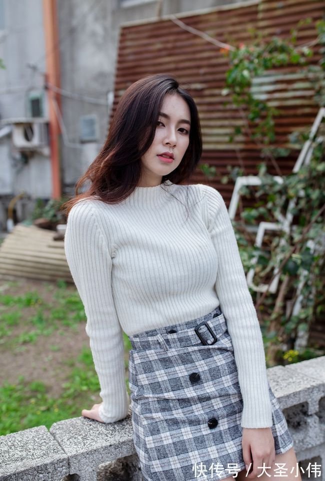 穿搭|美女穿搭:白色的针织衫,下搭一条毛呢的格子裙,简约时尚,休闲又好搭