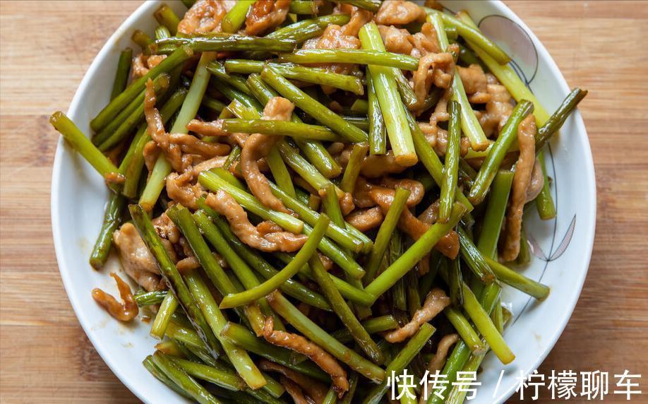 炒蒜苔,不可切完直接炒,多加1个技巧,翠绿又脆嫩,还没有怪味