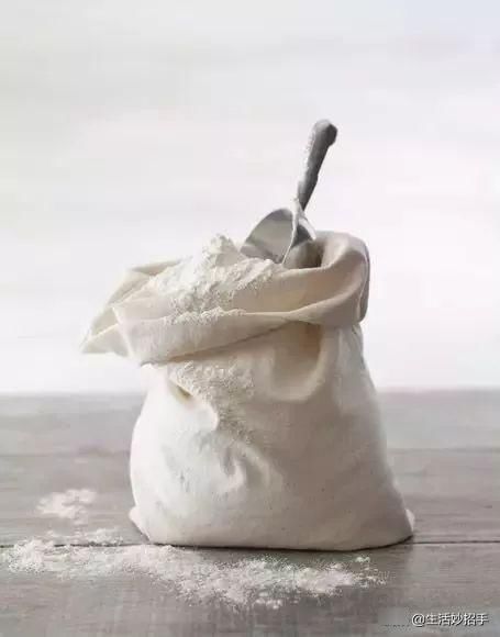 洗衣服时加点这个，连搓一下都不用，衣服立刻干净如新