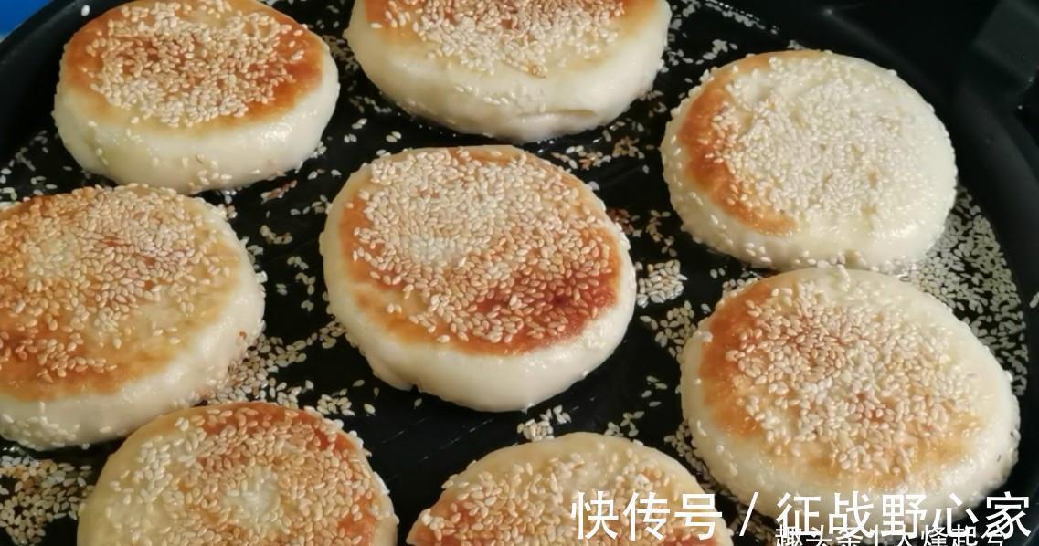 油酥|芝麻酥饼在家简单做,外酥里软又香甜,不用烤箱也可以酥得掉渣